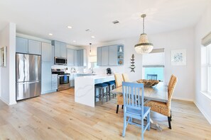 Dining - Beautiful 3/2 with incredible beach views and awesome beach bar! (Galveston)