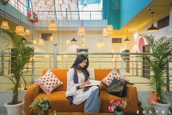 32-Zoll-Flachbildfernseher mit Satellitenempfang, Bücher