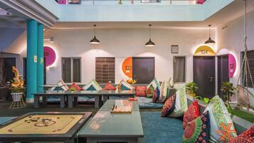 32 inci televisyen skrin rata dengan satelit, buku-buku