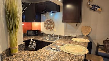 BUNGALOW 9 | Dapur pribadi | Lemari es, microwave, kompor, dan ketel listrik