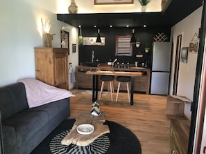 Romantisk stuga - 1 sovrum - privat pool - havsutsikt | Vardagsrum | Smart-tv och streamingtjänster