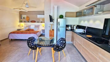 BUNGALOW 15 | Dapur kecil pribadi | Lemari es, microwave, kompor, dan ketel listrik
