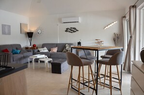 พาโนรามิกบังกะโล, 1 ห้องนอน, ห้องครัว, วิวทะเล | บริเวณนั่งเล่น | ทีวีจอแบน