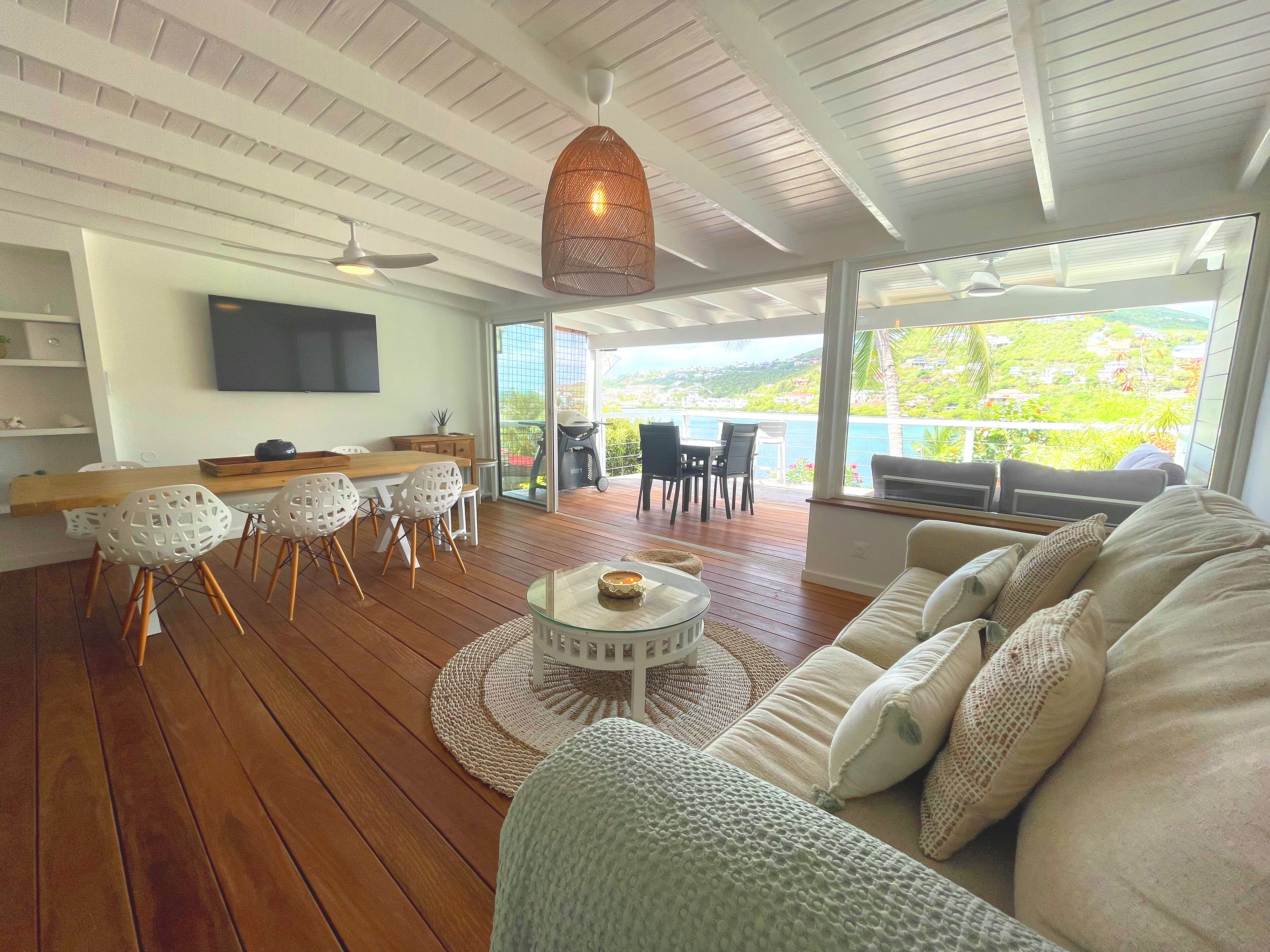 BUNGALOW 4 | Living area | Flat-screen TV