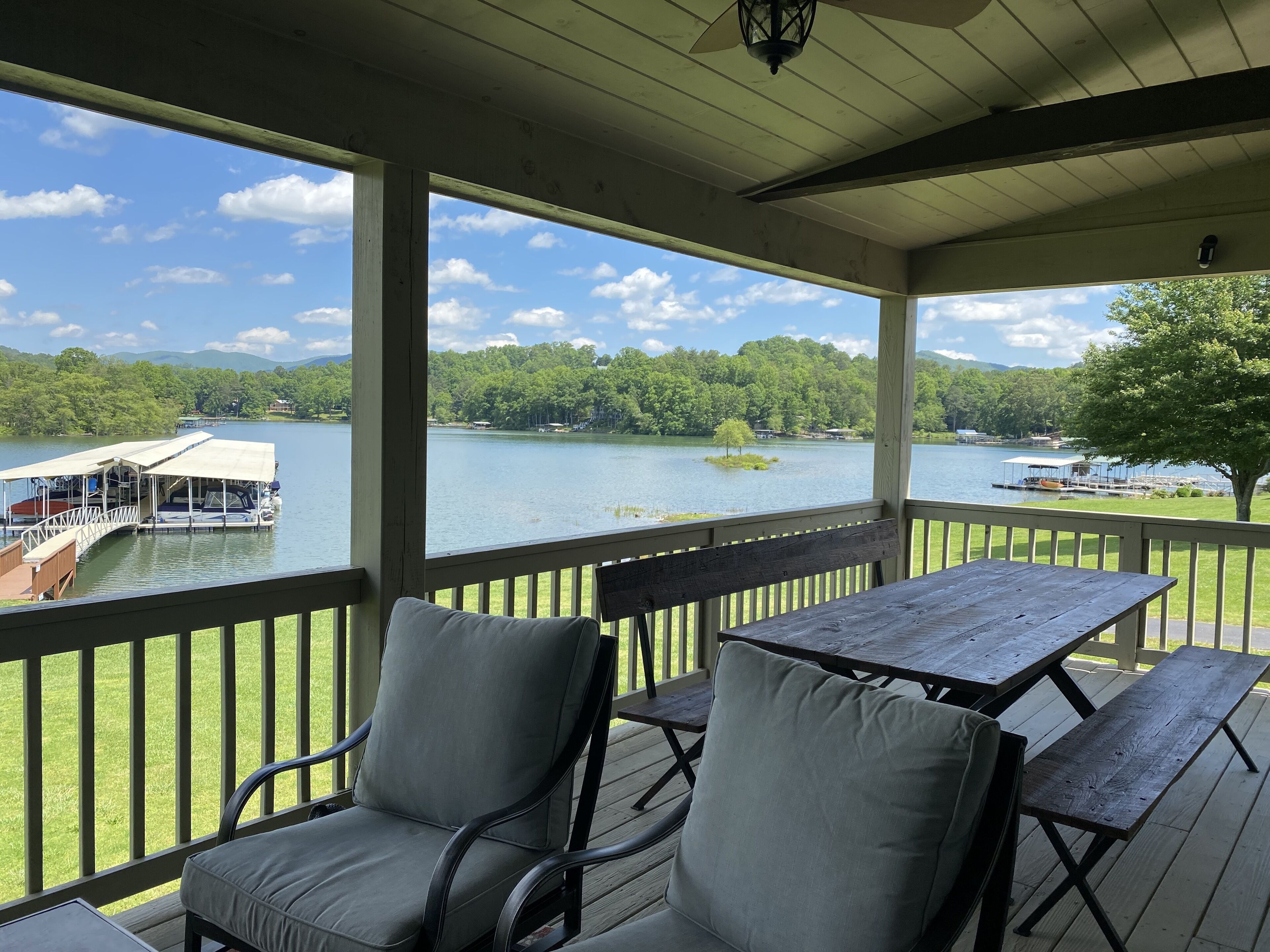 Family friendly lake front property with boat slip and Mountain View's!