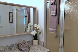 Combined shower/bathtub, towels