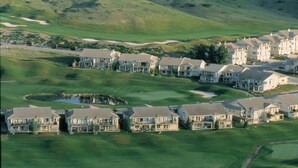 A residential area with houses and a golf course. - Paradise Canyon Golf Resort (Lethbridge)