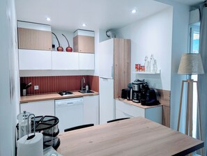 Fridge, microwave, stovetop, dishwasher