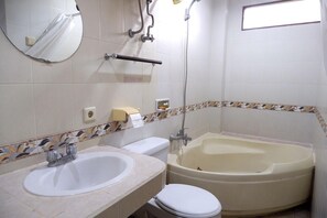 Bathroom - Hotel Winotosastro Garden (Yogyakarta)