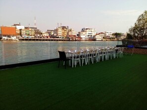 Outdoor dining - CBD 2 Hotel (Surat Thani)