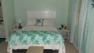 2 chambres, bureau, fer et planche à repasser, lit parapluie