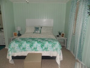 2 bedrooms, desk, iron/ironing board, travel cot - Newly Renovated Coastal Living Style within 12 minutes of Carrabelle Beach (Lanark Village)