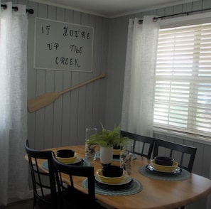 Dining - Newly Renovated Coastal Living Style within 12 minutes of Carrabelle Beach (Lanark Village)