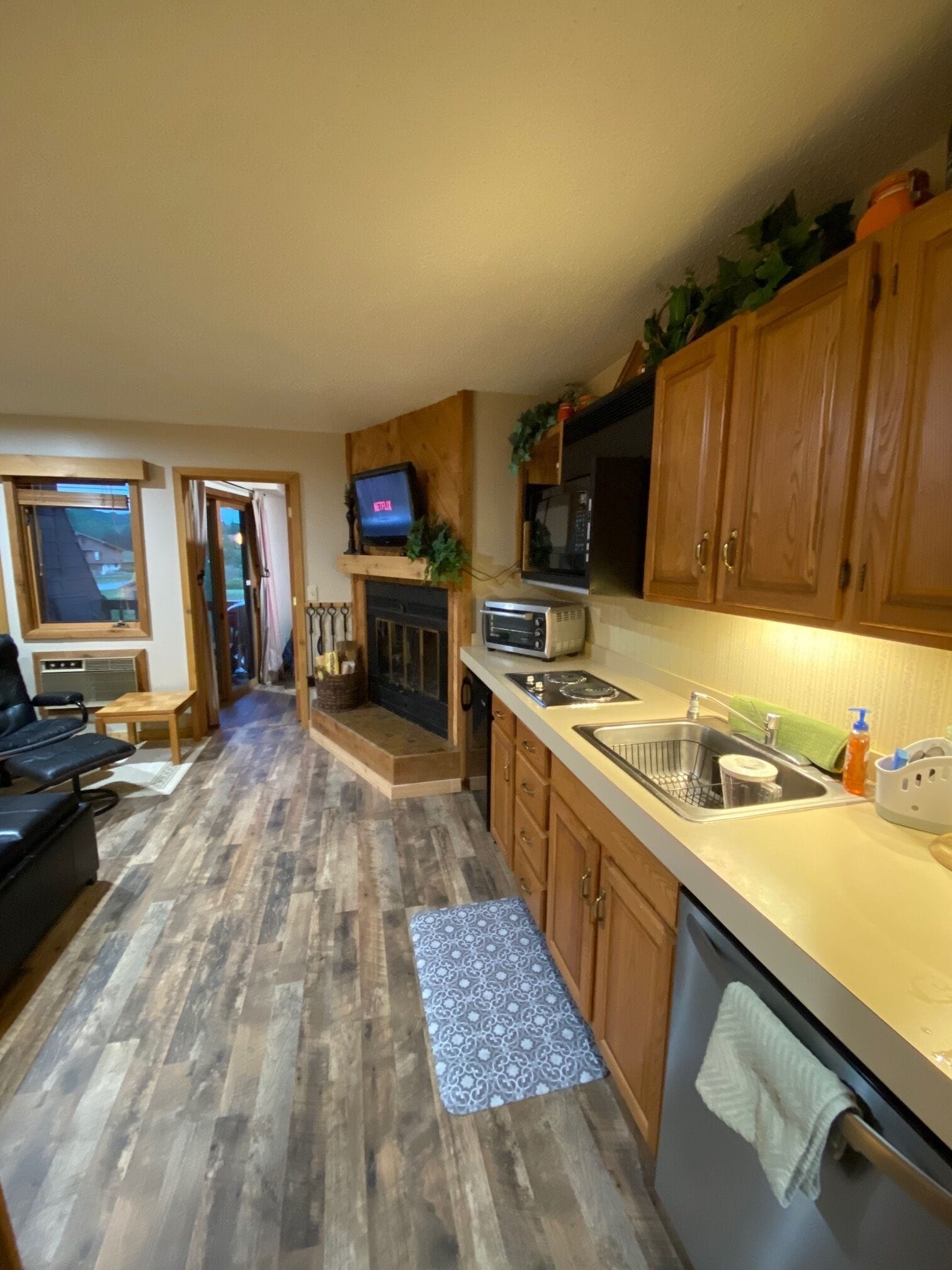 Jääkaappi, mikroaaltouuni, uuni, liesi