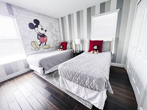 5 bedrooms, desk, iron/ironing board, travel cot - Family Sized Disney Home (Clermont)