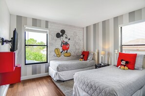 5 Schlafzimmer, Schreibtisch, Bügeleisen/Bügelbrett, Reisekinderbett