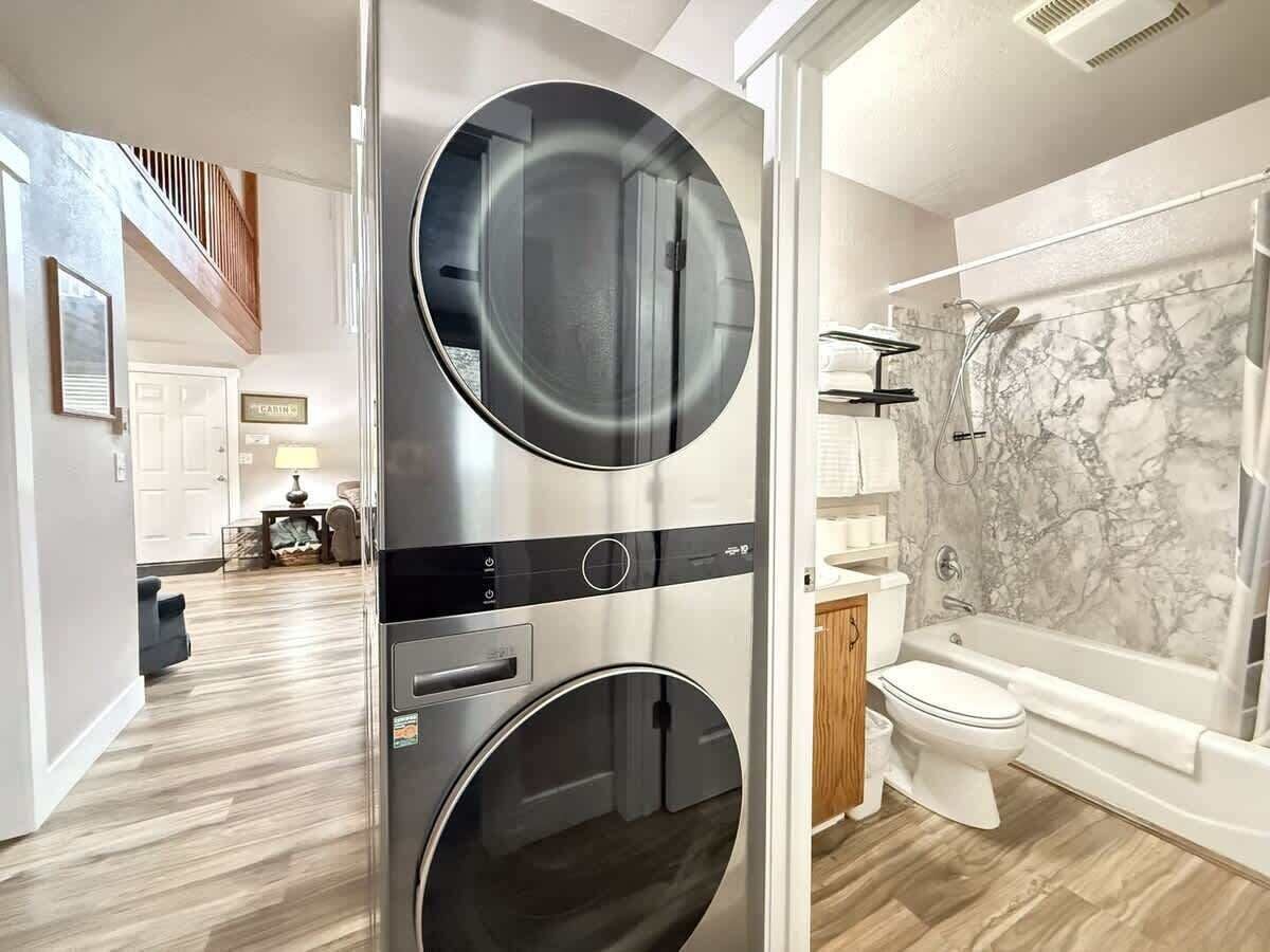 Combined shower/bathtub, hair dryer, towels