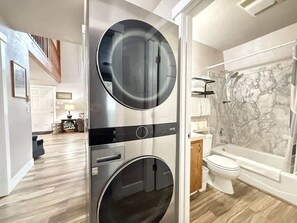 Combined shower/bathtub, hair dryer, towels