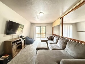 Televisión y chimenea 