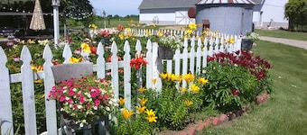 Historic Country Farmhouse for ANY Season!