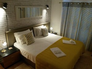 2 chambres, coffres-forts dans les chambres, fer et planche à repasser