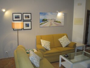TV, books - Cozy apartment with terrace, pool and barbecue (Budens)
