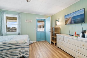 Free WiFi, bed sheets - Pet Friendly.  Great location, Free parking and Steps to the beach! (Sunset Beach)