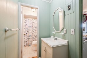 Shower, hair dryer, towels, soap - Pet Friendly.  Great location, Free parking and Steps to the beach! (Sunset Beach)