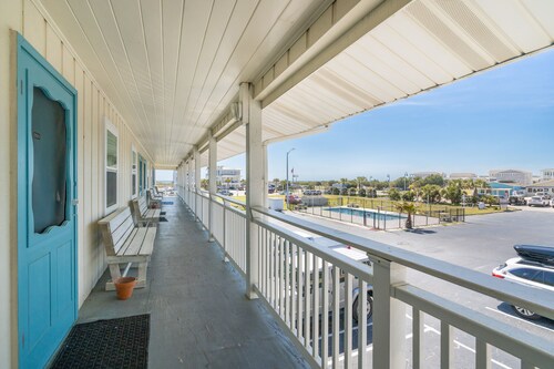 Pet Friendly.  Newly Remodeled, Free parking and Steps to the beach!