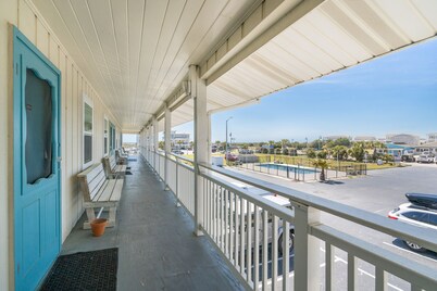 Pet Friendly.  Newly Remodeled, Free parking and Steps to the beach!