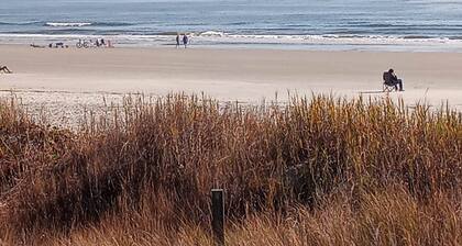Pet Friendly. Newly Remodeled, Free parking and Steps to the beach!