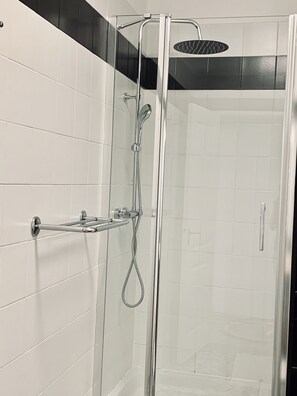 Dusche, Haartrockner, Handtücher, Seife
