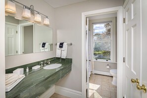 Hair dryer, towels - The West Lane Inn - Double Queen Room (Ridgefield)