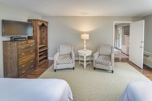 2 bedrooms, iron/ironing board, internet, bed sheets - The West Lane Inn - Family Suite with Kitchenette (Ridgefield)
