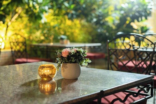 Outdoor dining - Sunstar Grand (New Delhi)