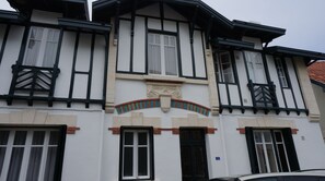 Exterior - Charming 2 bedroom flat at garden level  within an Art Nouveau villa (Saint-Jean-de-Luz)