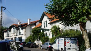 Third-party on-site parking - Charming 2 bedroom flat at garden level  within an Art Nouveau villa (Saint-Jean-de-Luz)