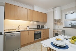 Køleskab, mikrobølgeovn, ovn, kogeplade