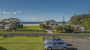 Zona residencial con casas, una playa y cielo despejado.