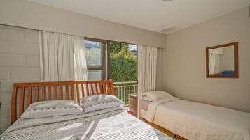 1 bedroom, bed sheets