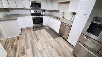 Geladeira, micro-ondas, fogão, cooktop
