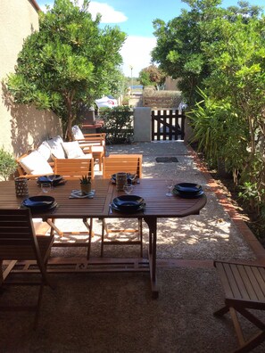 Outdoor dining - Pavillon au la Franqui, a stone's throw from the sea. (La Franqui)