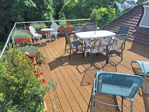 Outdoor dining - Sunny apartment with big sundeck (Munich)