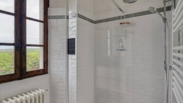 Chuveiro, toalhas de banho, papel higiênico