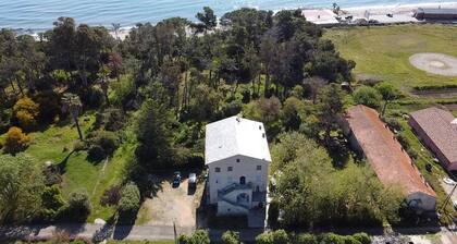 Corse authentique sur la plage. Appartement 8 p. dans maison familiale.