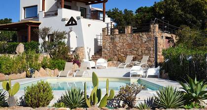 Villa 8 personnes. Vue panoramique: montagnes , golfe d’Olbia. Piscine privée.