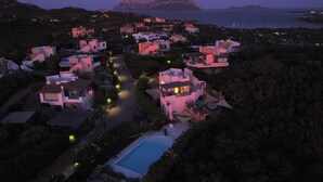 A coastal village with modern houses, a central road, and a swimming pool. - Bougainvillier
Villa in Pedra Longa. Panoramic view, private pool. (Porto Istana)
