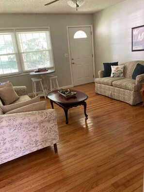 TV connectée, lecteur de DVD, livres, vidéothèque