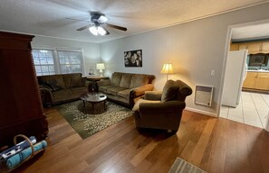 TV connectée, lecteur de DVD, livres, vidéothèque