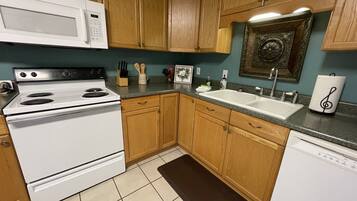 雪櫃、微波爐、焗爐、爐具